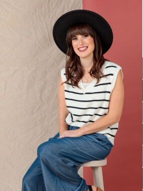 Lularoe Med Nadia V-Neck Sweater Vest Black Ivory Stripe Sleeveless